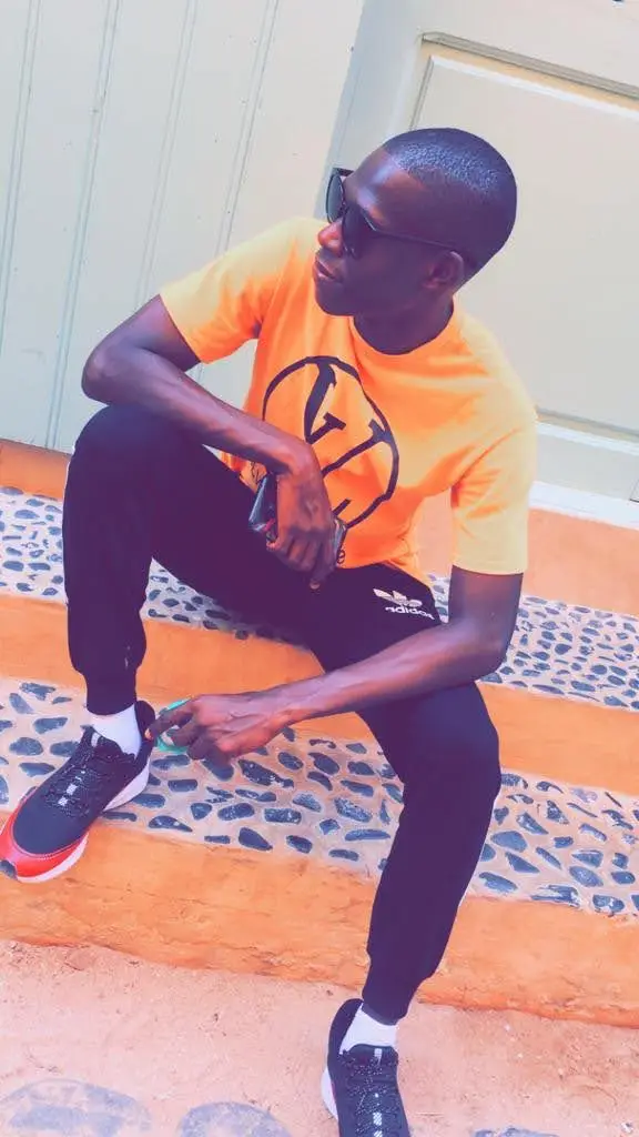 Portrait de Demba Faye, Développeur Web Full-Stack au Sénégal, expert en React, Next.js, Node js et Laravel