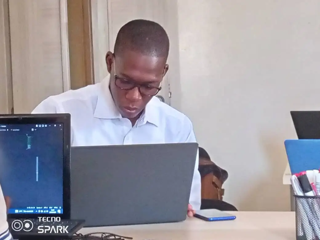 Portrait de Demba Faye, Développeur Web Full-Stack au Sénégal, expert en React, Next.js et Laravel